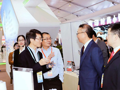 Sun Ruizhe, presidente del Consejo Nacional de Textiles y Prendas de Vestir de China, inspeccionó y guió la sala de exposiciones de Xingfa Chemical Fiber Group