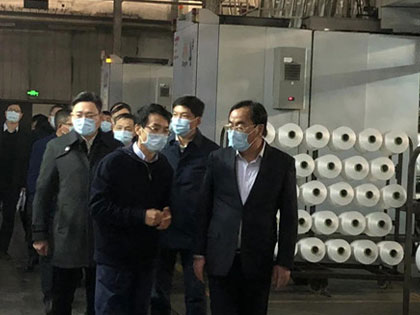 El secretario del Comité del Partido Municipal de Shaoxing, Ma Weiguang, y su grupo fueron a AIA Polyester Company, una subsidiaria del grupo, para dar el pésame a los empleados que se quedaron en Shaoxing.