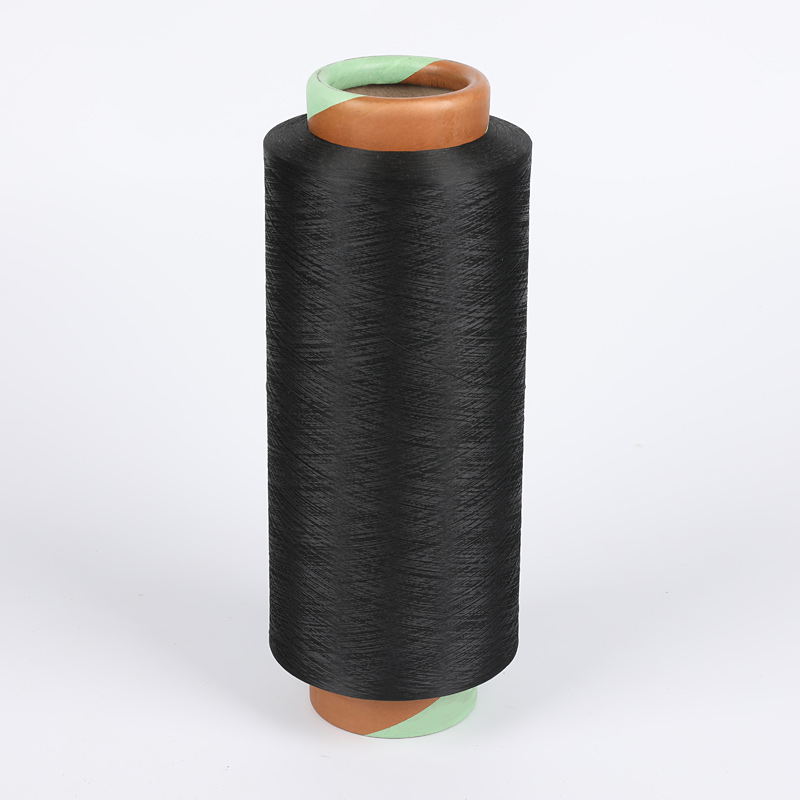 Los hilos de poliéster fabricados a partir de carbón y petróleo pueden encontrarse en diversos tejidos.